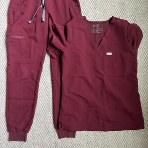 Figs Scrubs. Catalina one pocket scrub top and Zamora Jogger scrub Pant. Size XS